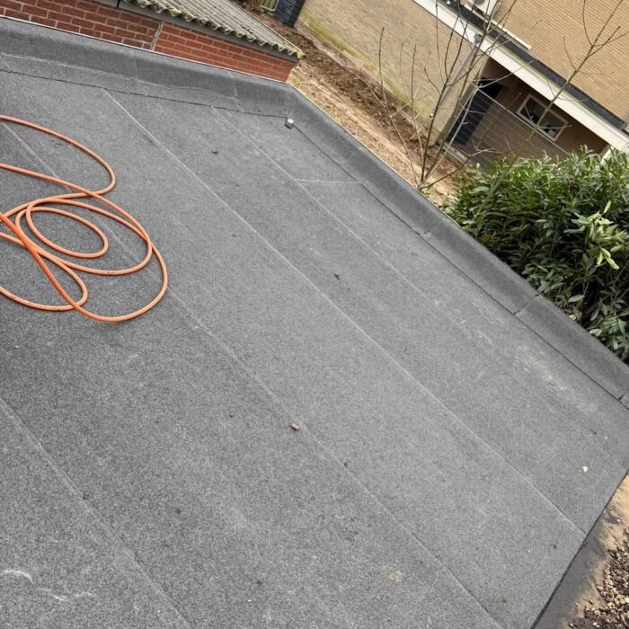 Nieuw bitumendak op garage met duurzame waterdichte dakopbouw 1