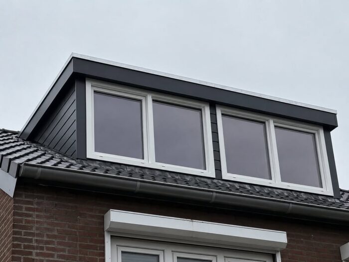 Verduurzaamd pannendak met dakkapelopbouw, isolatiefolie en zinken dakgoot 1